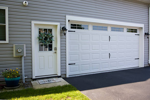 24/7 Emergency Garage Door Panel Replacement experts in Tower Lakes, IL
